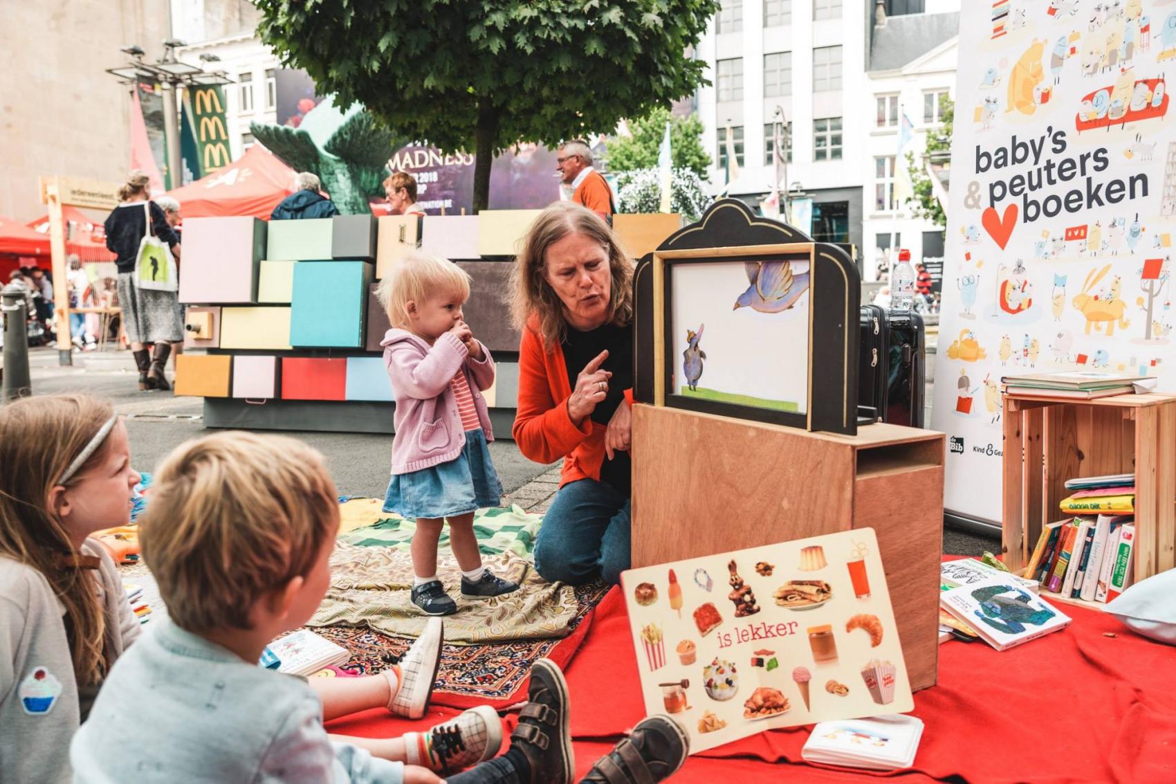 Inge Umans leest voor aan kinderen op de Cultuurmarkt