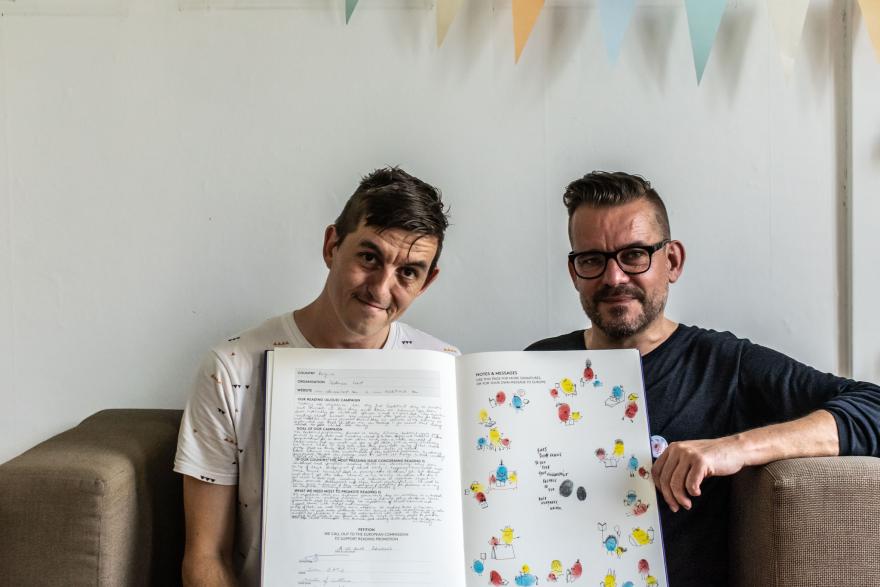 Bart Moeyaert en Benjamin Leroy tekenen het EURead boek
