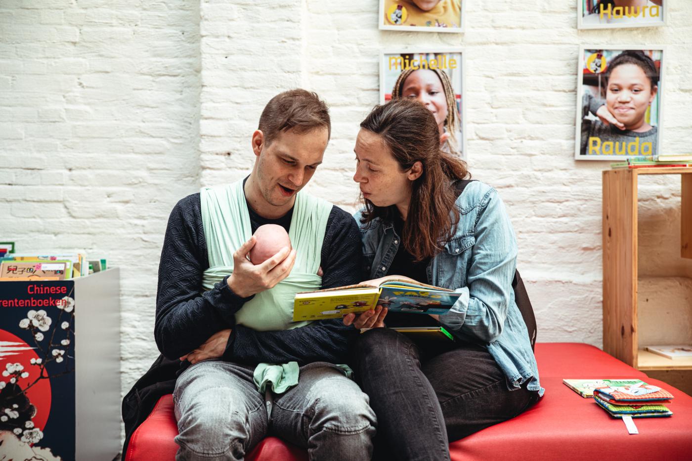 ouders lezen voor aan hun baby