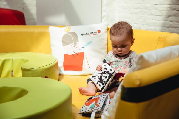 baby leest een boekje