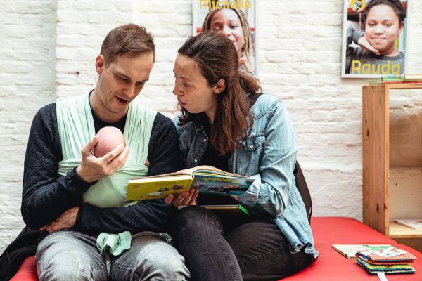 ouders lezen voor aan hun baby