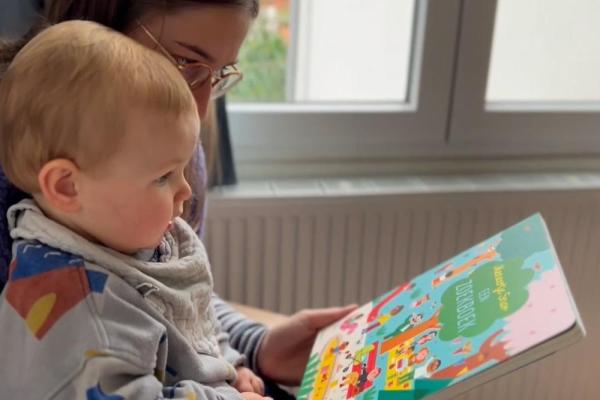 Charlotte en Otto lezen